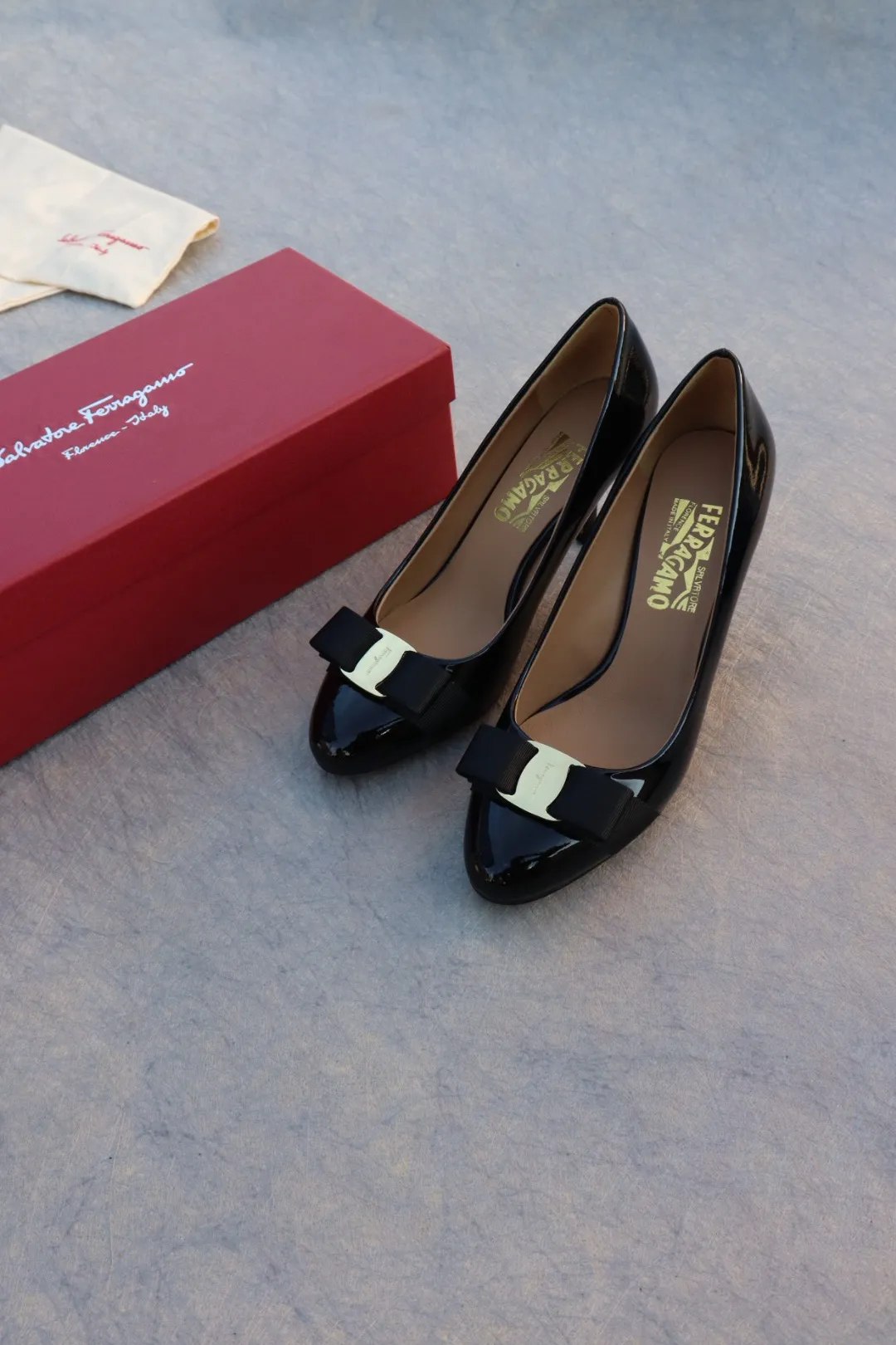 👟👟Ex-factory price 480👟👟 Genuine leather sole +40 Salvatore Ferragamo SF classic model, pedicure version, super beautiful on the feet Heel height: 7cm Upper: imported cow patent leather Lining: sheepskin Foot pads: sheepskin Code number: 35-39 standard code [can be customized to 34, 40, 41 codes]
